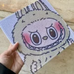 بازی آموزشی مدل ساخت تابلو نقاشی الماسی طرح قاب لابوبو کد ۰۰۱۴ - تصویر 4